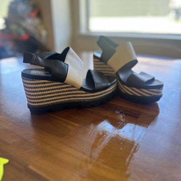 Sorel Joanie II Slingback Leather Sandal Black and White Wedge Sandals - Picture 3 of 5